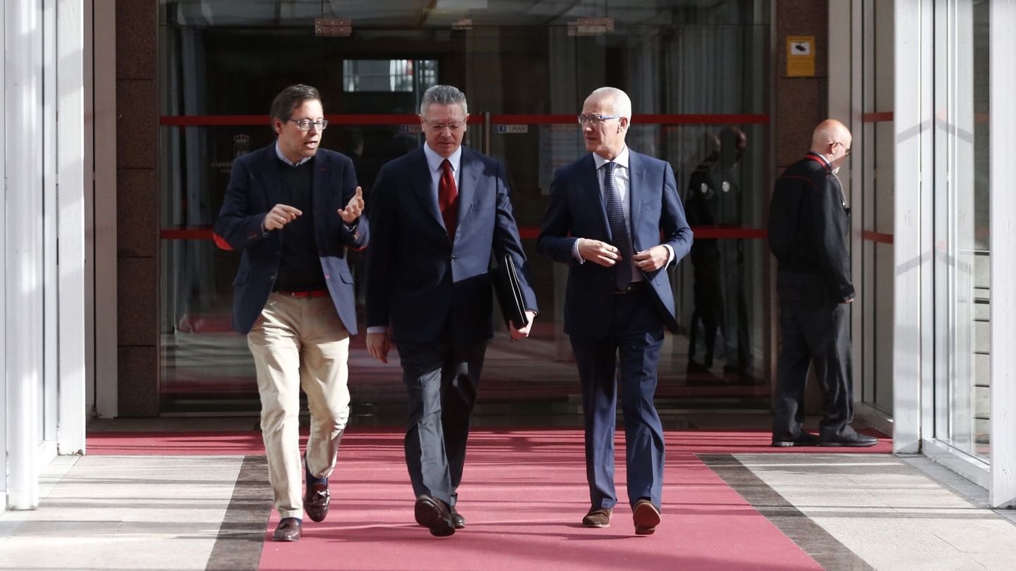 El ex presidente de la Comunidad de Madrid y ex ministro de Justicia, Alberto Ruíz-Gallardón, a la llegada a la comisión de investigación de corrupción. EFE