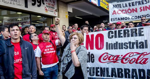 Foto: Mercedes Pérez, recibida por miembros de Coca-Cola en lucha a la salida de los juzgados. (Dani Gago)