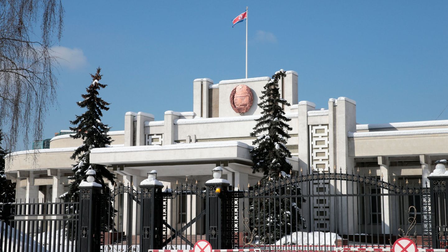 Vista general de la fachada de la Embajada de Corea del Norte en Moscú, en febrero de 2018. (Reuters)