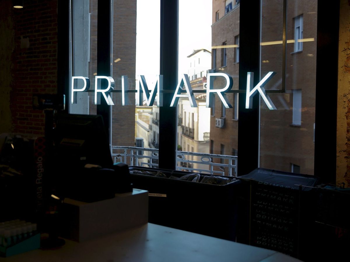 Foto: El logo de Primark desde una ventana de la tienda en Madrid. (Reuters)