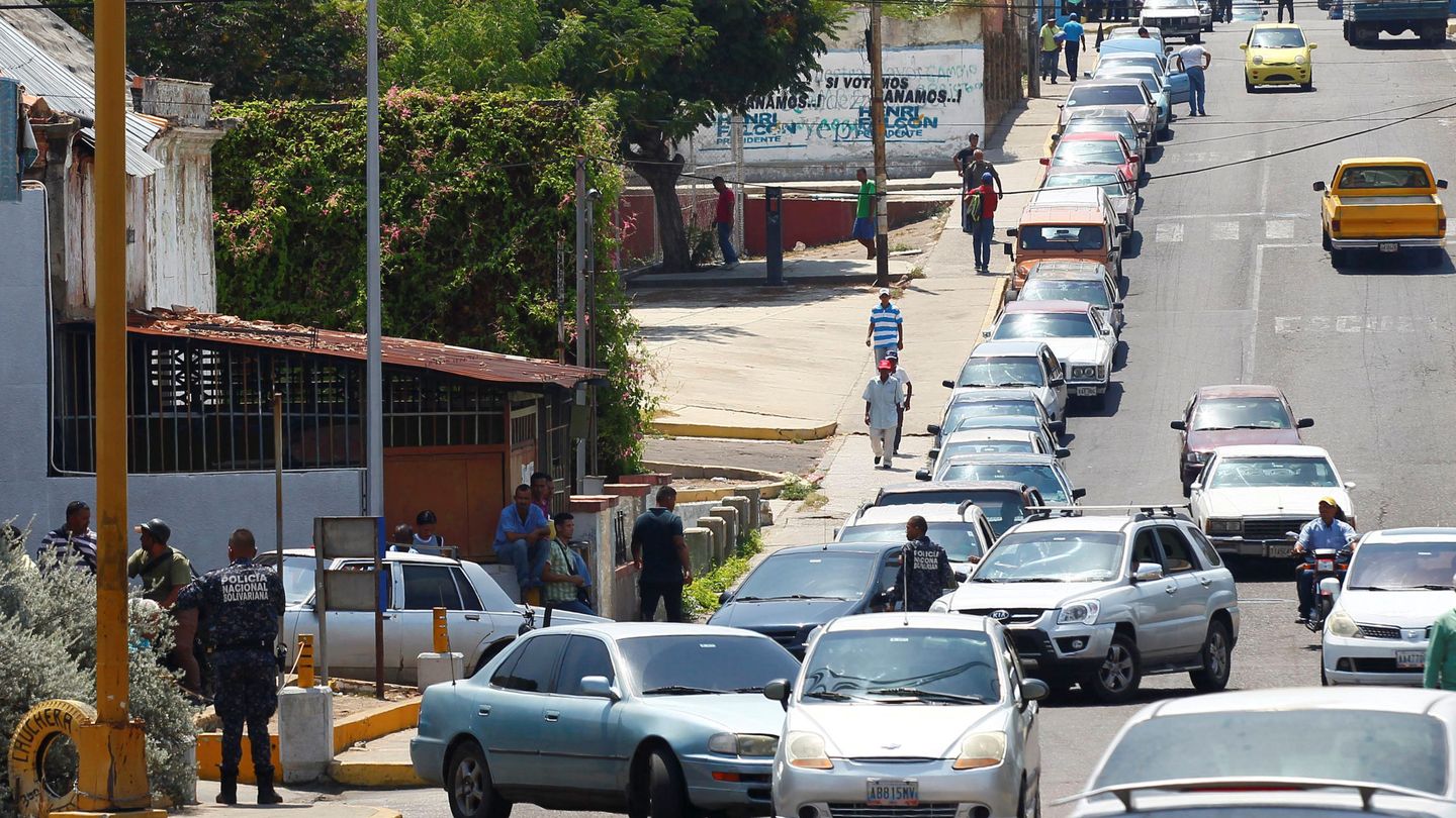 Fila de coches esperando a repostar en el estado Zulia. (Reuters)
