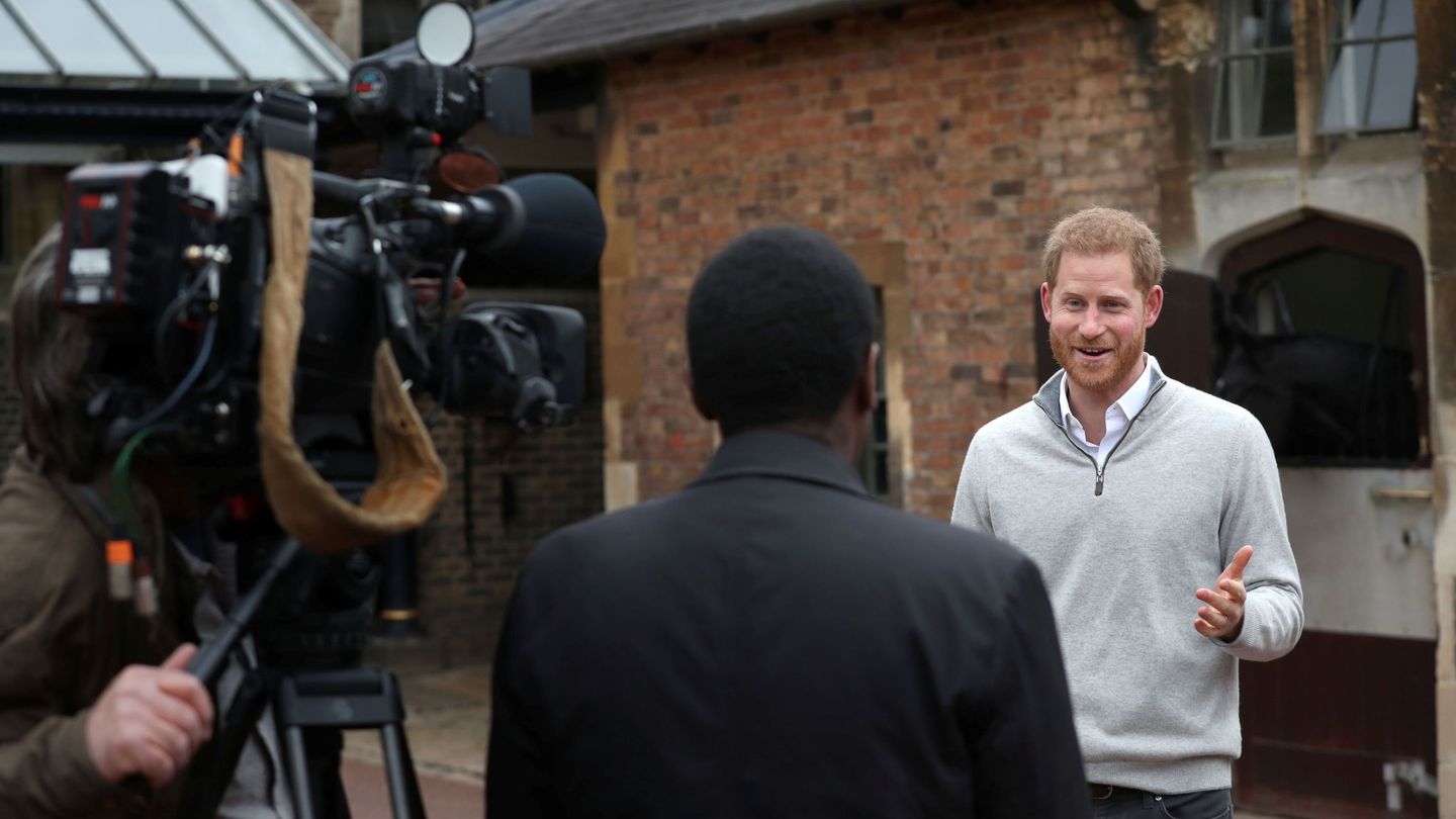 El príncipe Harry dando sus primeras declaraciones sobre el nacimiento de su hijo. (Reuters)