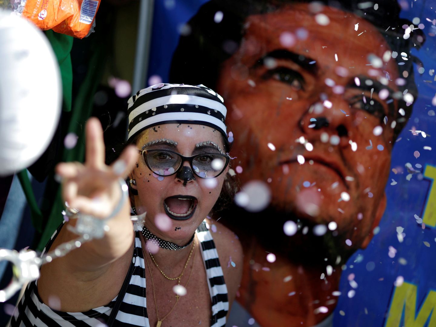 Una mujer celebra la condena del expresidente brasileño. (Reuters)