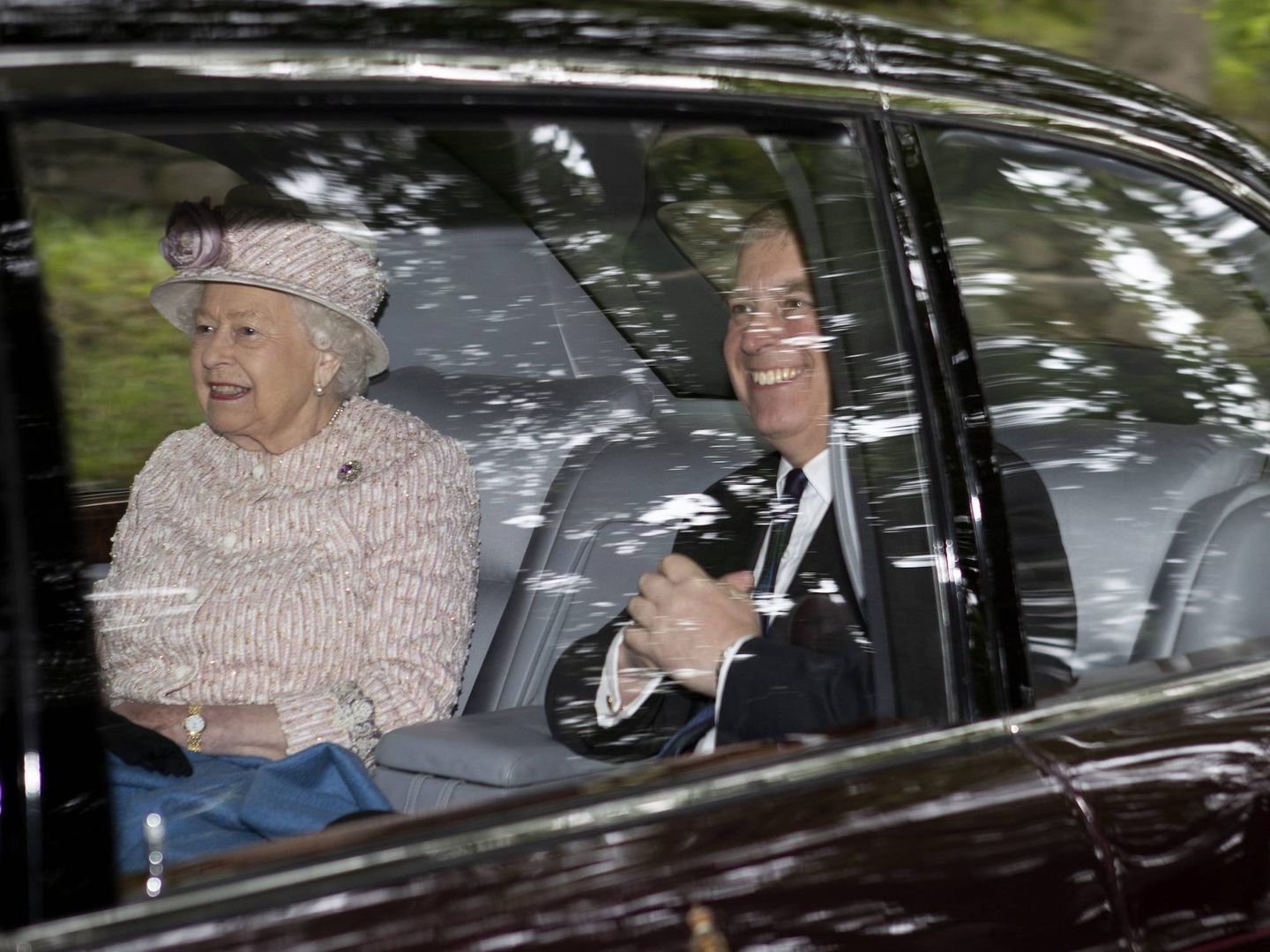 La reina Isabel II y el príncipe Andrés, tras el servicio religioso de este domingo. (Cordon Press)