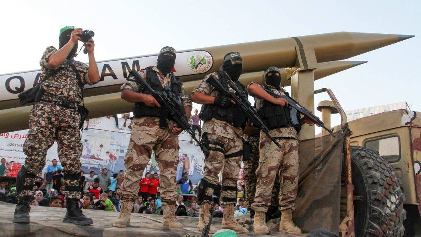Milicianos de Hamás, junto a cohetes Qassam 4. (Abed Rahim Khatib)