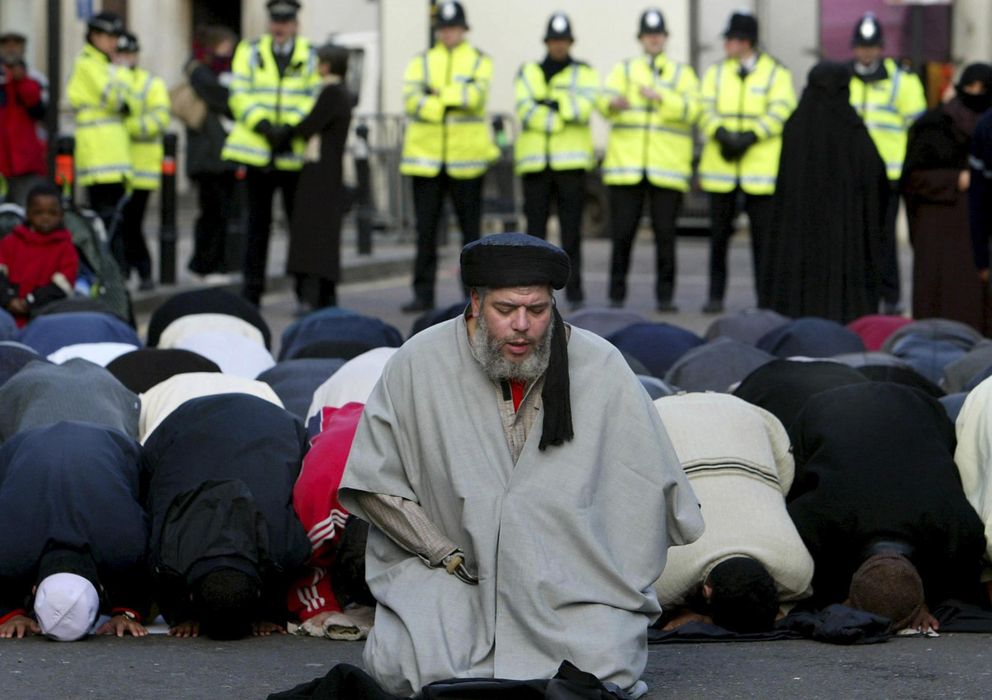 Foto: El clérigo Abu Hamza Al-Masri rezando en las calles de Londres
