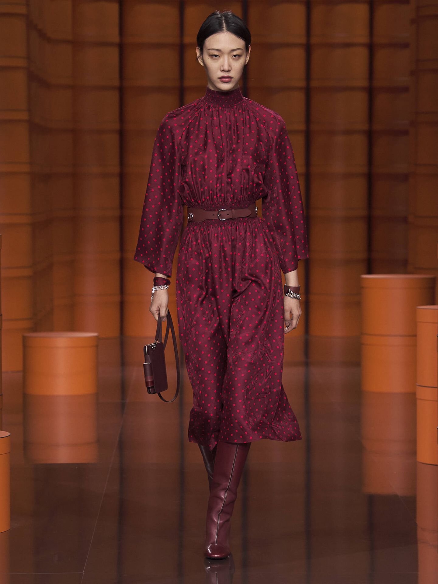Hermès combina así botas altas y vestido en la Semana de la Moda de París. (Imaxtree)