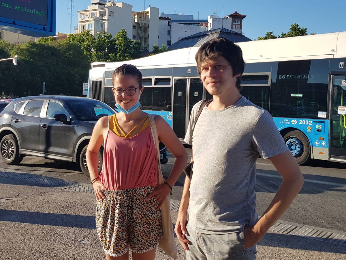 Foto: Ainhoa y Javier posan frente a la estación de Atocha, uno de los puntos negros de las infracciones de tráfico en la ciudad. (EC)