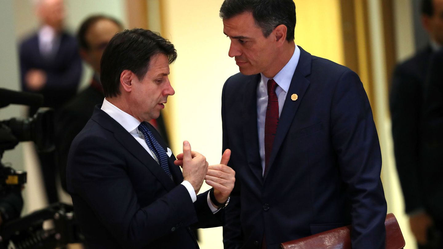 Conte charla con Sánchez durante una cumbre europea. (Reuters)