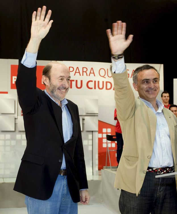 Foto: Juan Carlos Usero, candidato a la Alcaldía de Almería en 2011 y por aquel entonces presidente de la Diputación almeriense, en un acto de su partido junto a Alfredo Pérez Rubalcaba. (EFE)