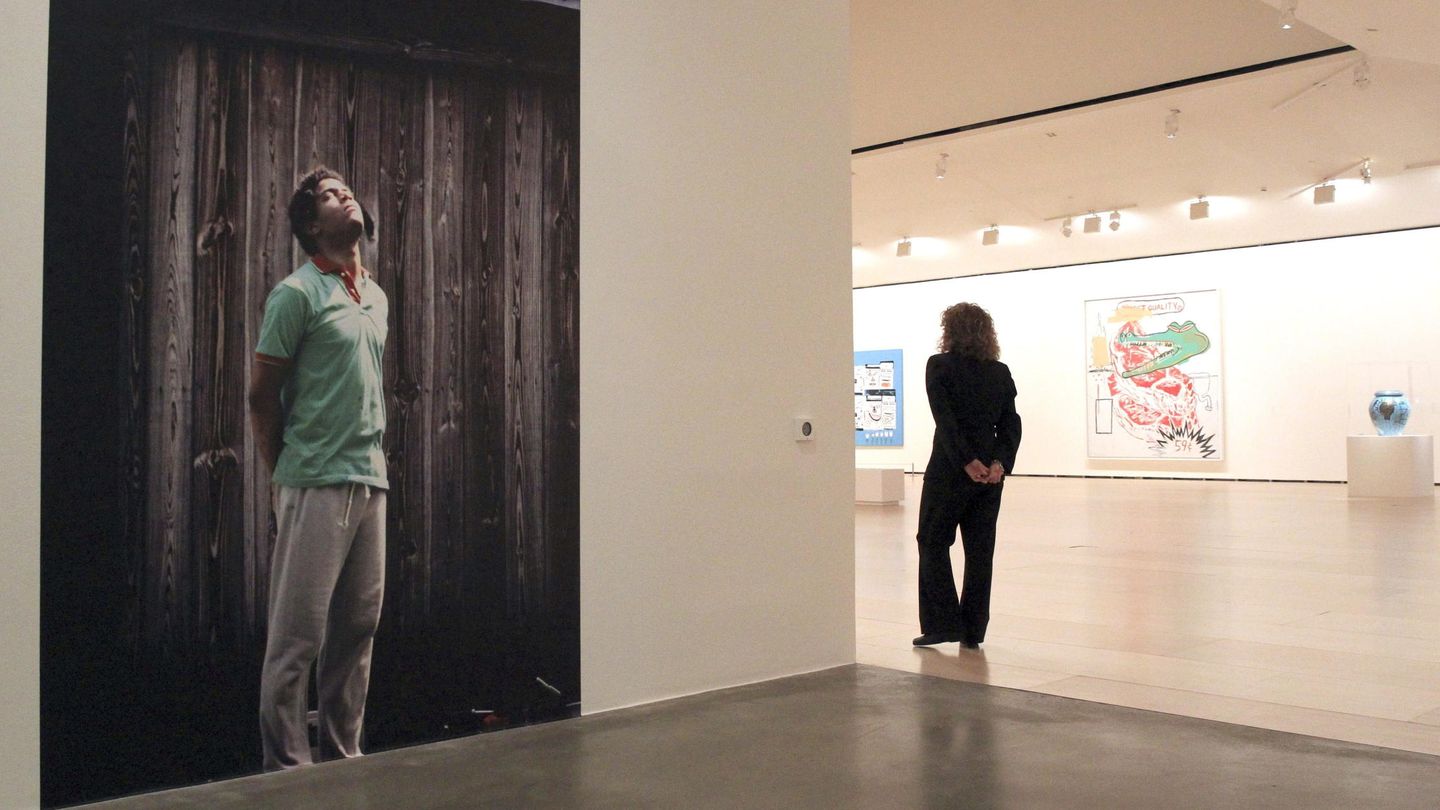 Un visitante pasea por la exposición de Basquiat (EFE)