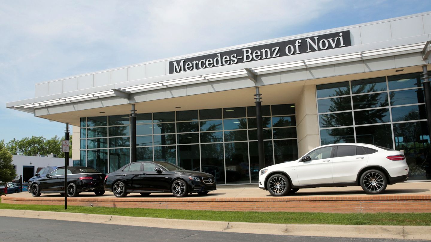 Varios vehículos de lujo de Mercedes-Benz, frente a un concesionario de la compañía. (Reuters)