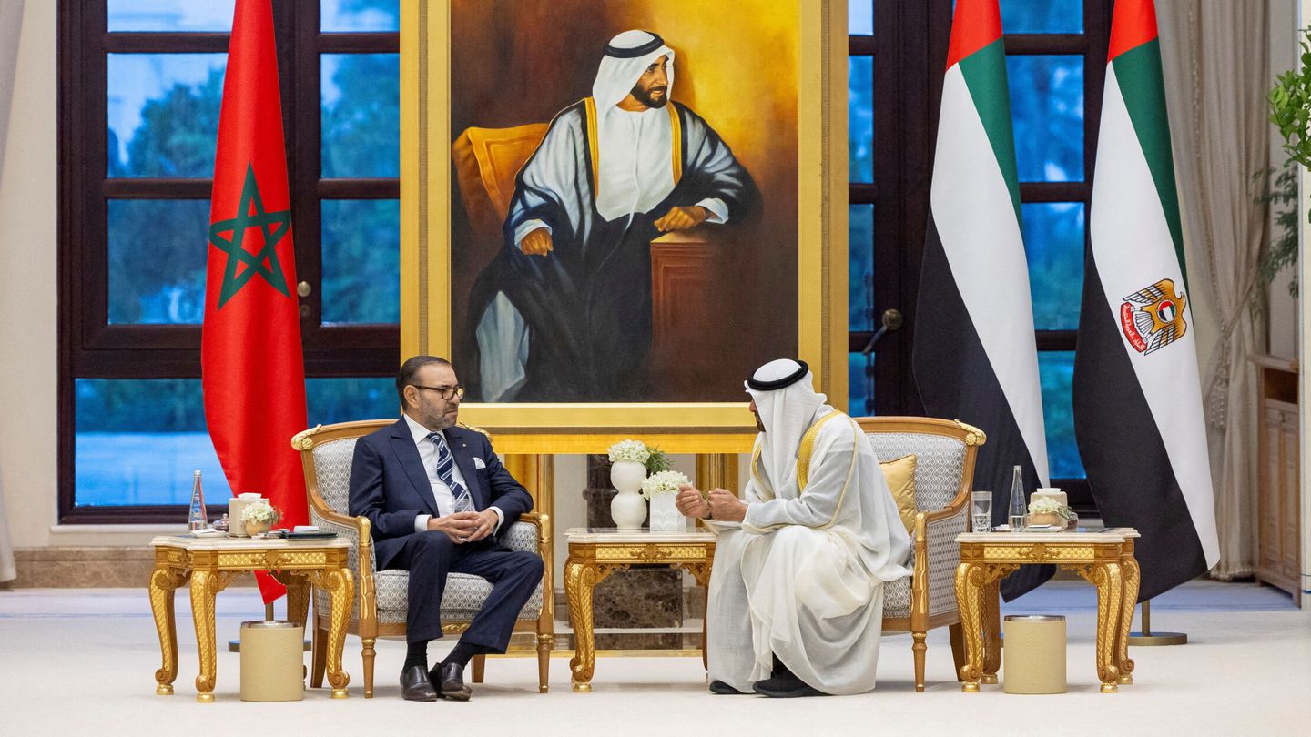 Mohamed VI, con el presidente de los Emiratos Árabes, Sheikh Mohamed bin Zayed Al Nahyan. (Ryan Carter UAE Presidential Court Handout via Reuters)