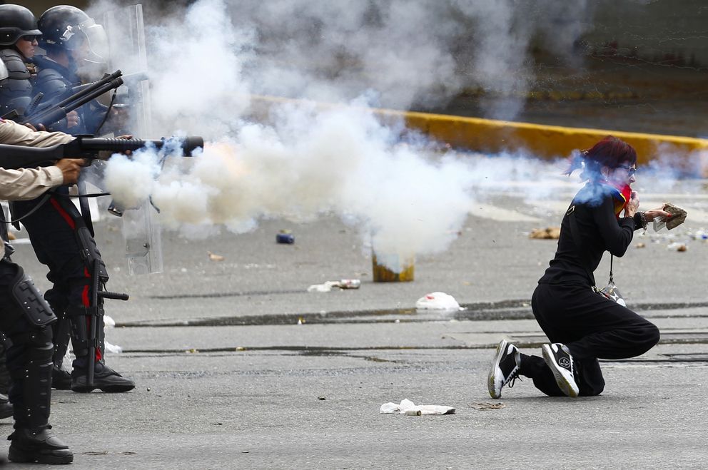 La policía dispara gas durante enfrentamientos en Caracas (Reuters).