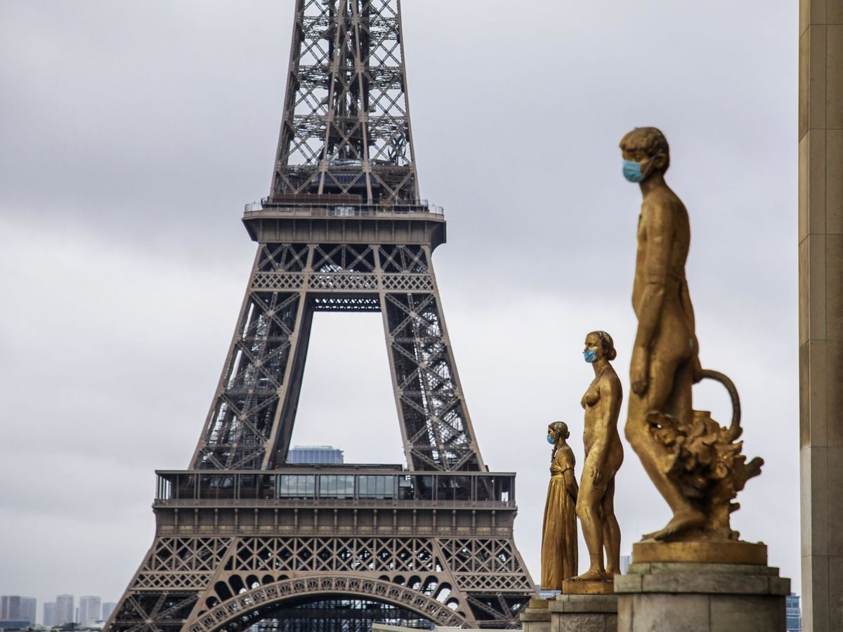 Foto: Varias estatuas con mascarillas en París. (EFE)