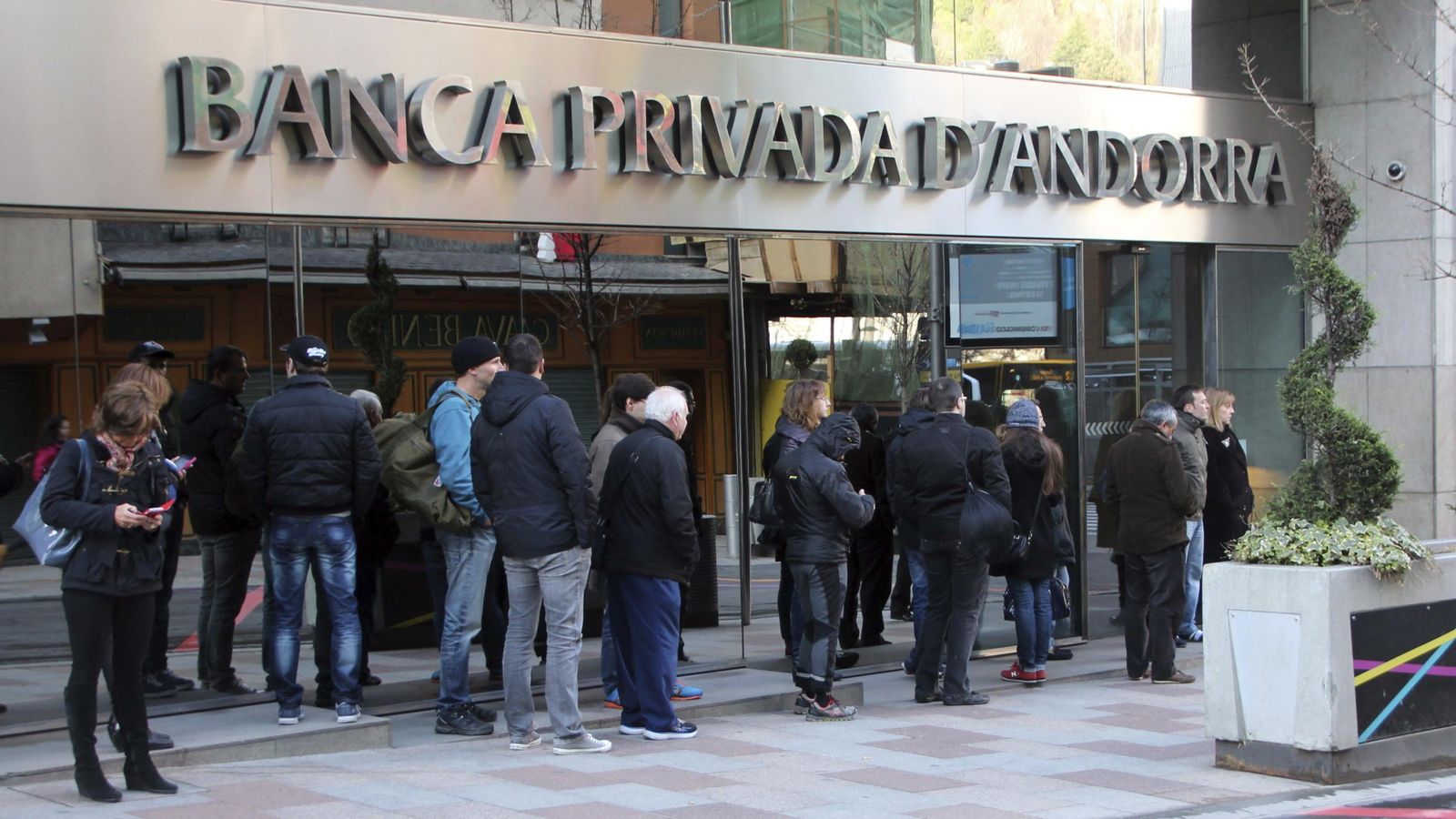 Foto: Clientes de Banca Privada d'Andorra (BPA) hacen cola a las puertas de algunas sucursales. (EFE)