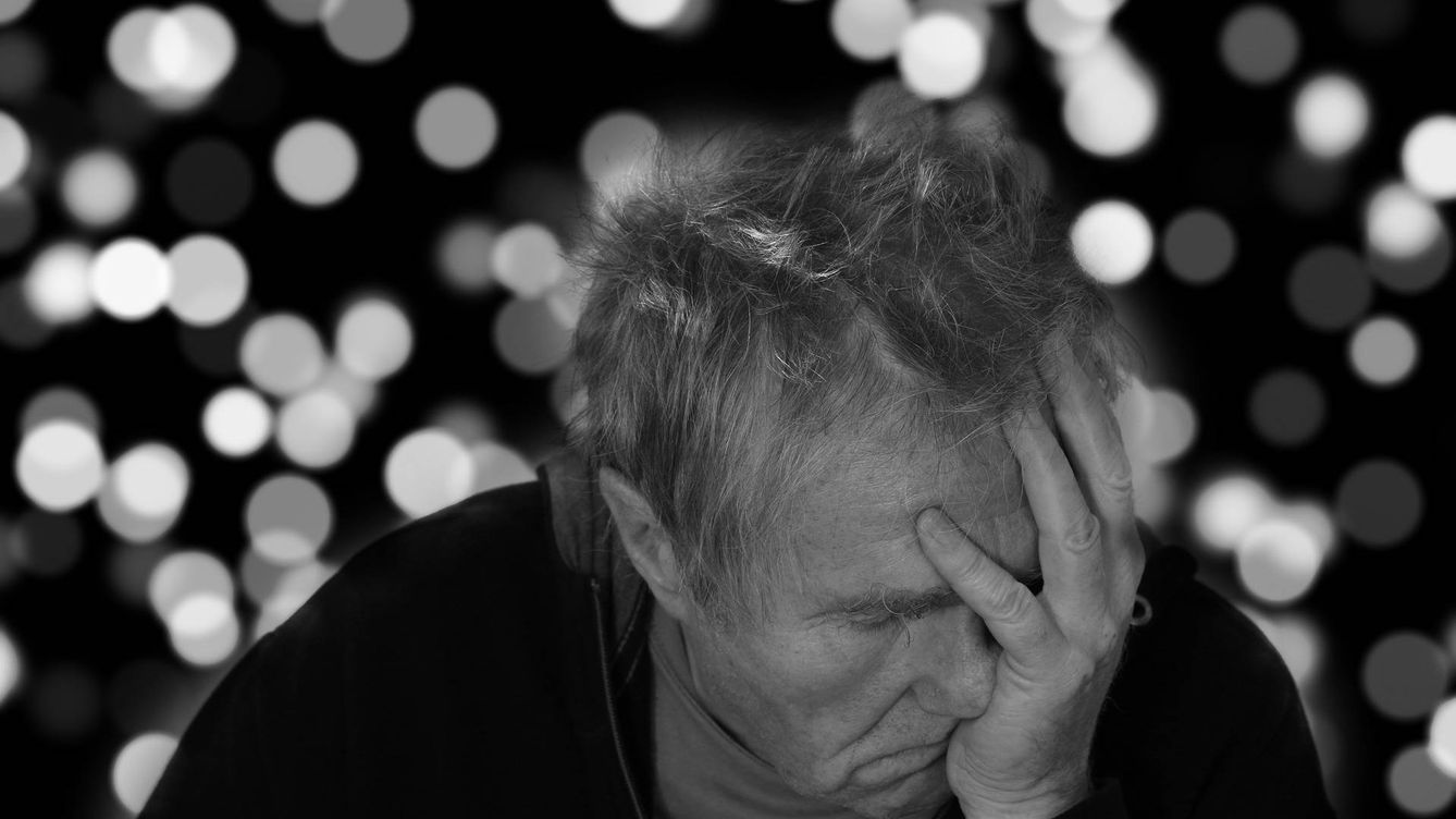 Foto: Una víctima de alzhéimer se lamenta | Pixabay
