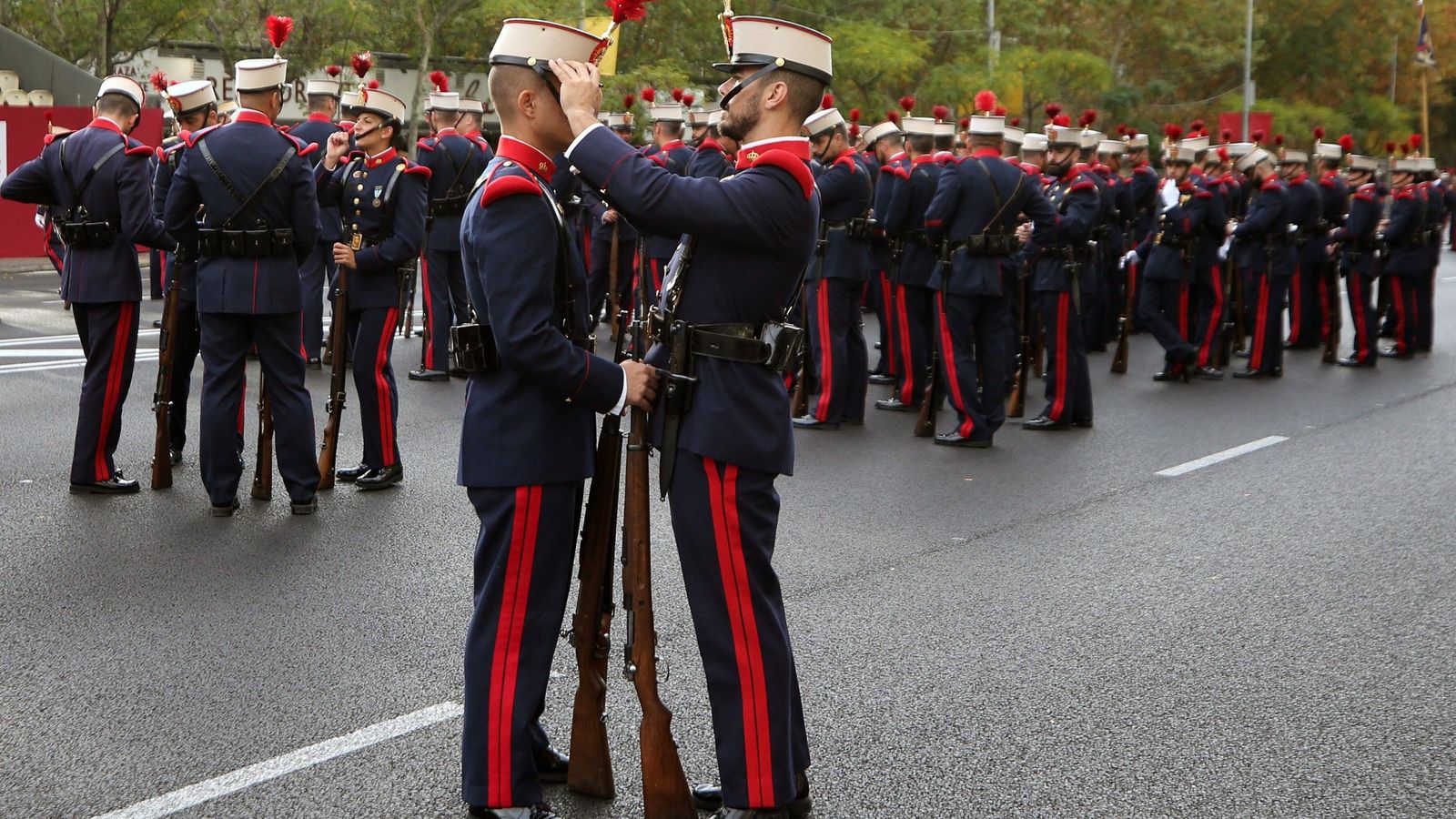 Foto: La Guardia Real se prepara para el inicio del desfile. (EFE)