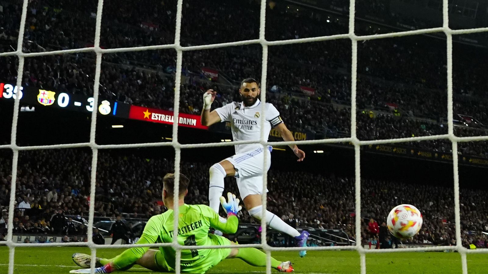 Benzema acaricia el balón en el último tanto. (EFE/Enric Fontcuberta)
