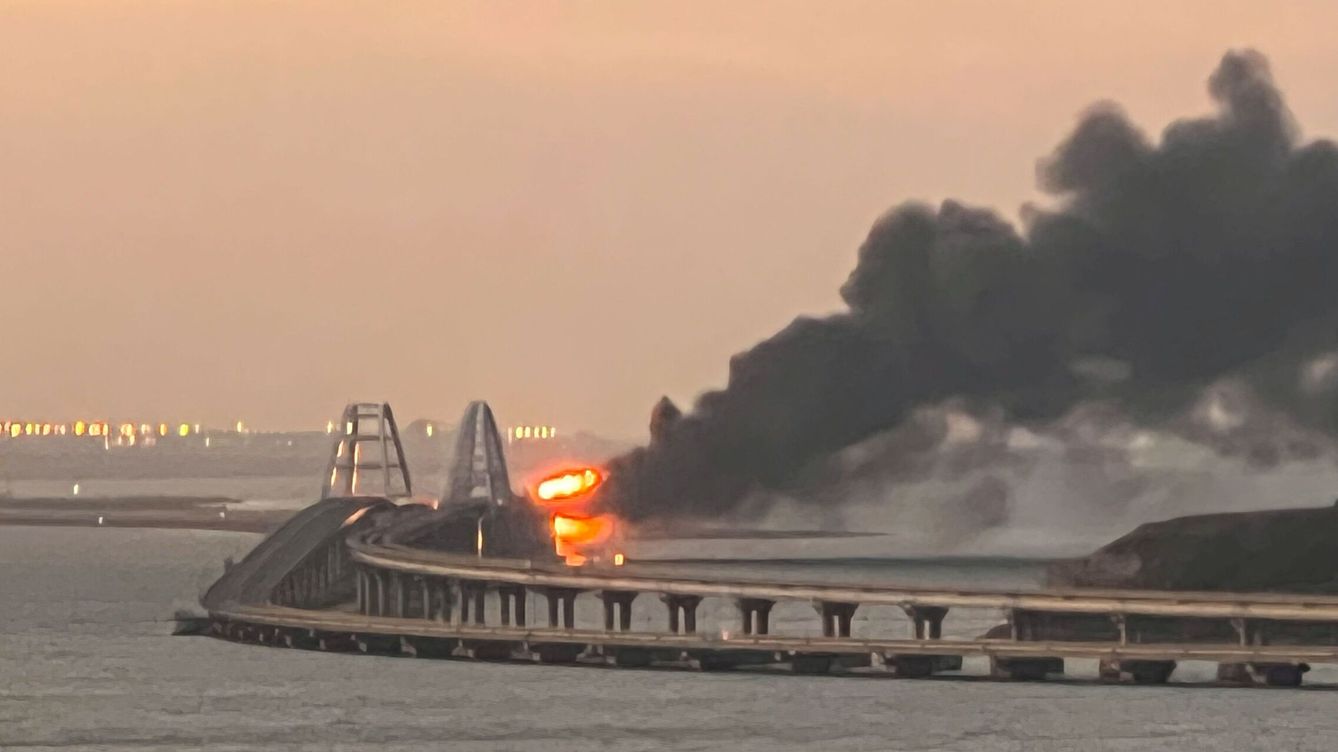 Foto: Puente incendiado en Crimea. (Reuters/Stringer)