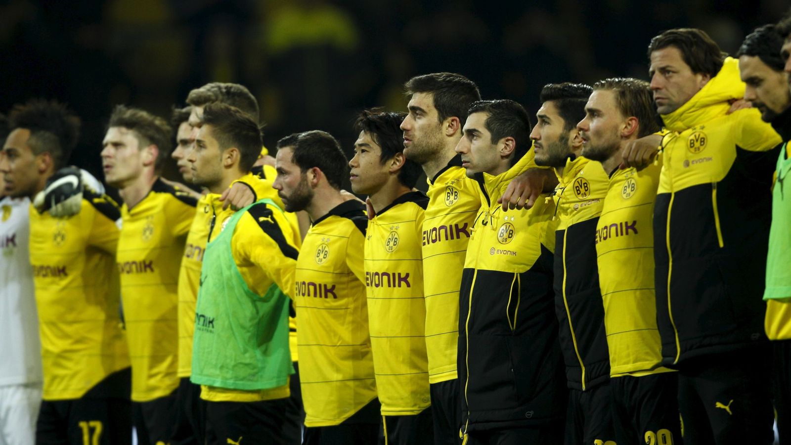 Foto: Los jugadores del Borussia Dortmund, abrazados al final del partido. (Efe)