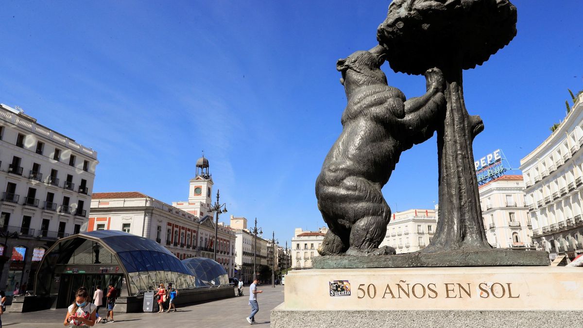La estatua del Oso y el Madroño ya ocupa su nueva ubicación en la Puerta del Sol de Madrid