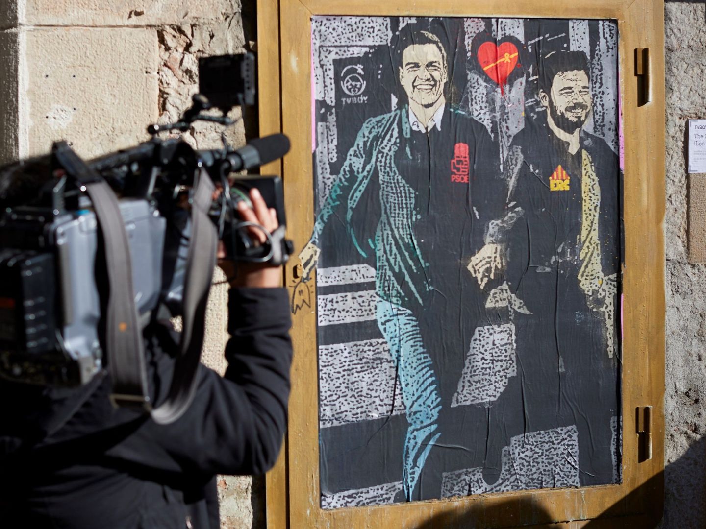 'Los soñadores', grafiti del artista urbano TVboy, que representa a Sánchez y a Rufián. (EFE)