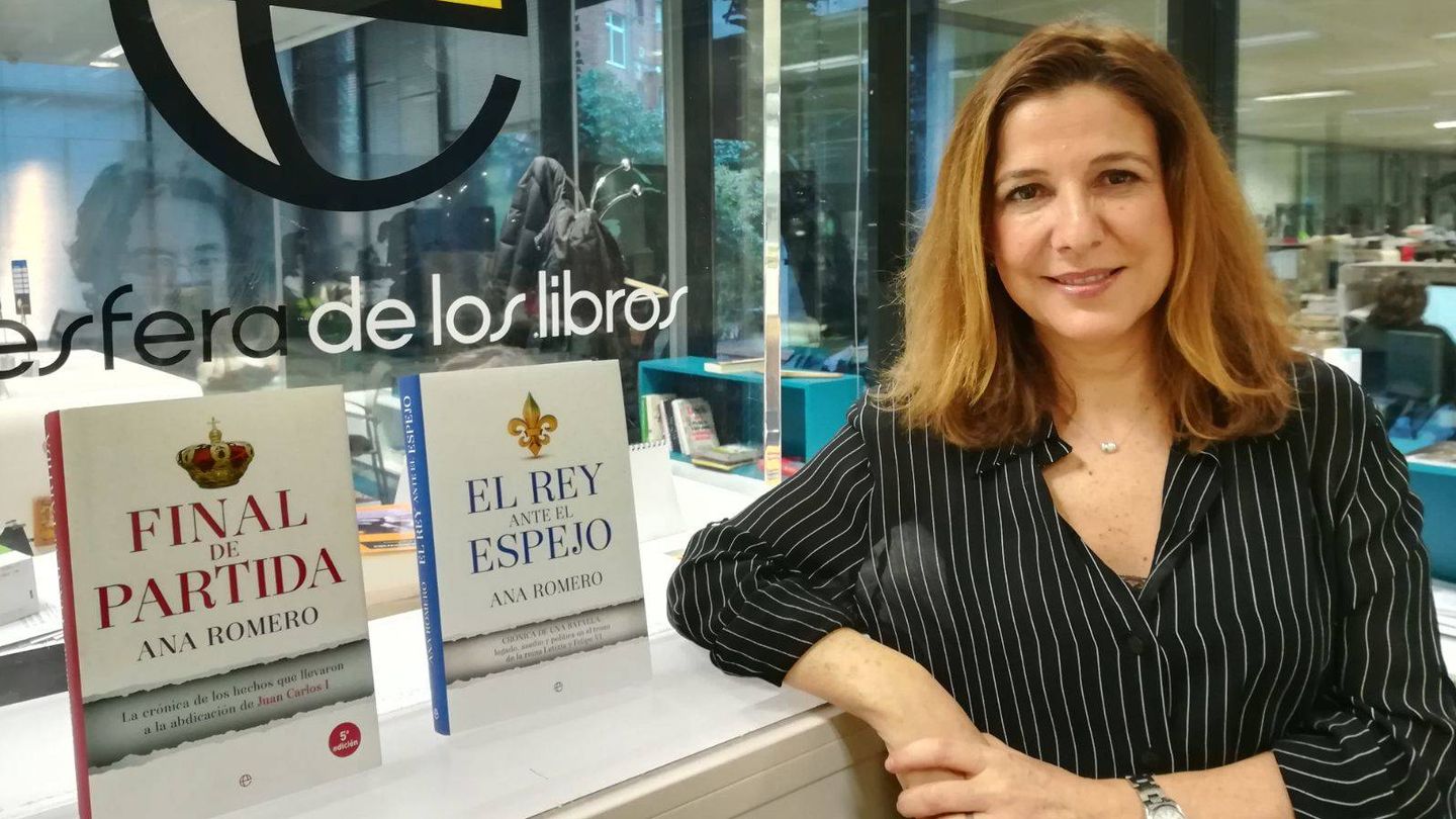  Ana Romero, con sus dos libros dedicados a la Corona. (Cortesía)