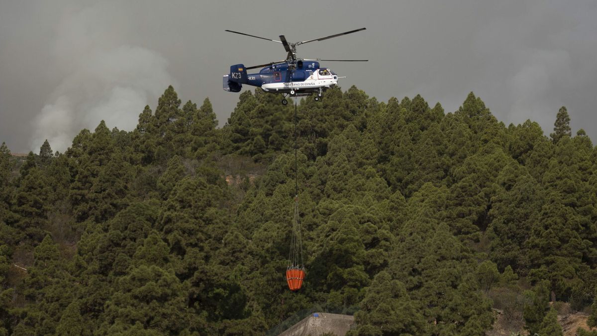 Detenido un vecino por arrojar piedras a un helicóptero apagafuegos en Tenerife