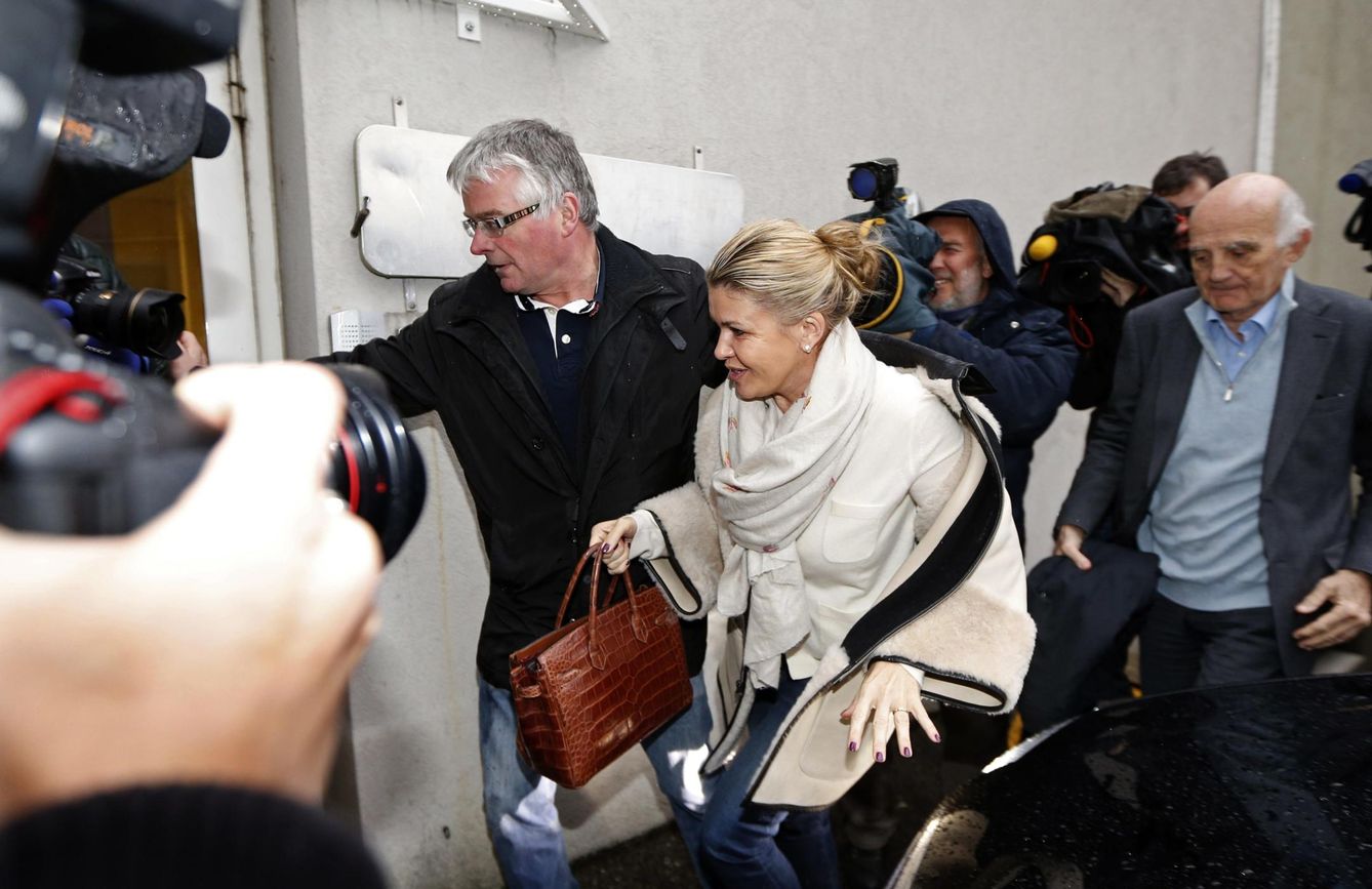 Corinna, mujer de Michael, entrando al Hospital. (Reuters/Charles Platiau)