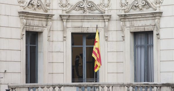 Foto: El Ayuntamiento de Berga colgó la bandera independentista en noviembre de 2016. (EFE)
