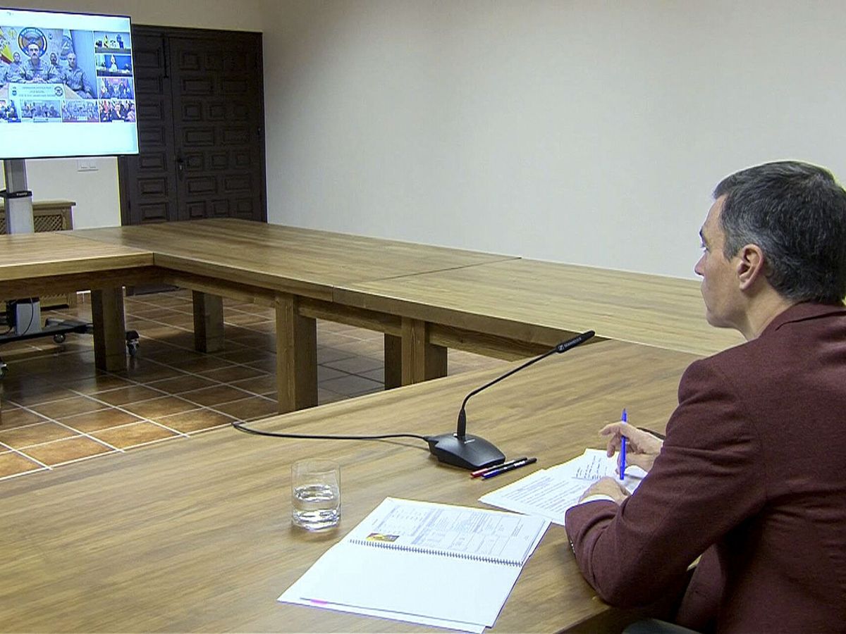 Foto: Sánchez mantiene una videoconferencia con las unidades españolas en misiones humanitarias. (EFE/Presidencia del Gobierno)