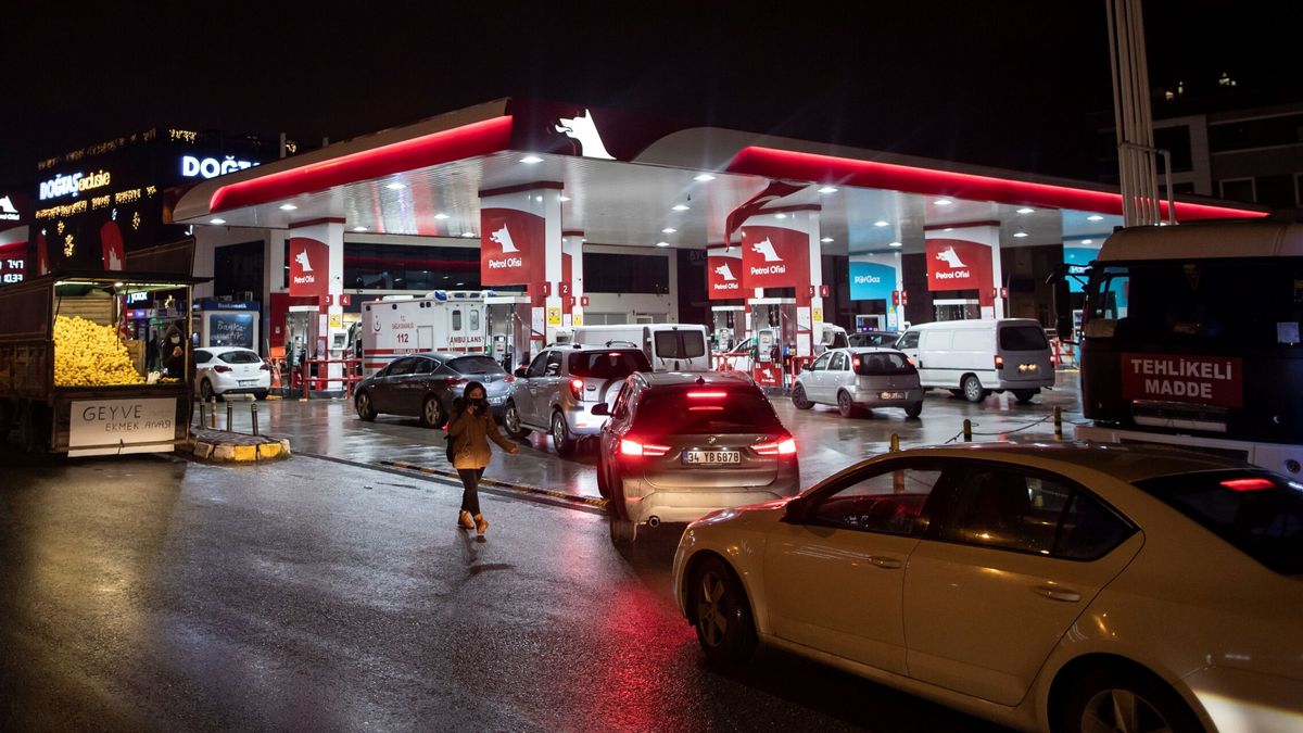 El precio de la gasolina se dispara: los motivos para pagar un 25% más que a principio de año