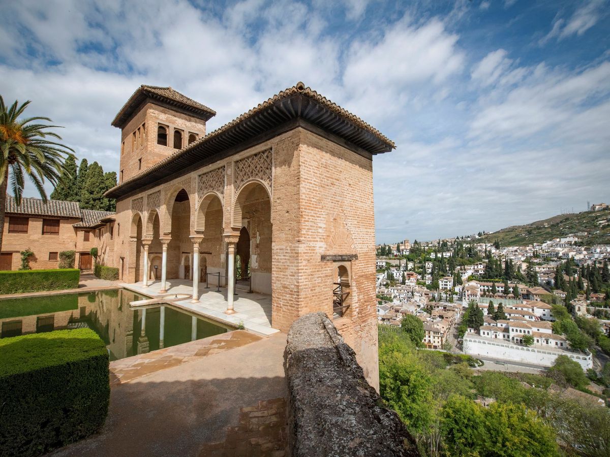 Foto: Vista de los jardines del Partal vacíos, en Granada. (EFE)