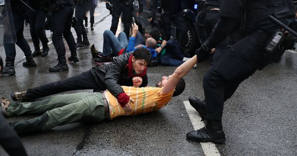 Foto: Incidentes en Cataluña en el día de la votación del referéndum por su independencia (REUTERS)