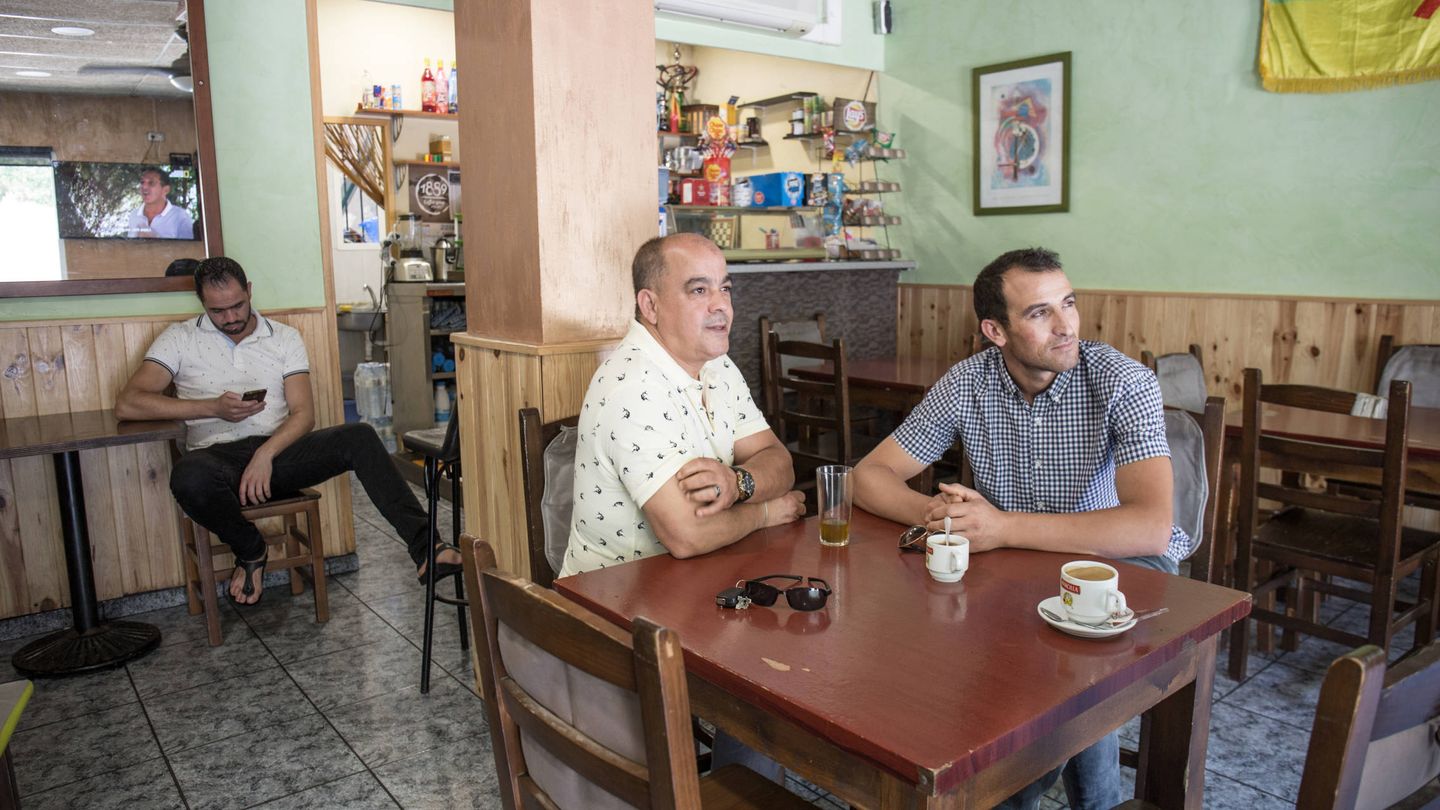 Clientes de la cafetería Esperanza, punto de encuentro de la comunidad marroquí de Ripoll. (D.B.)