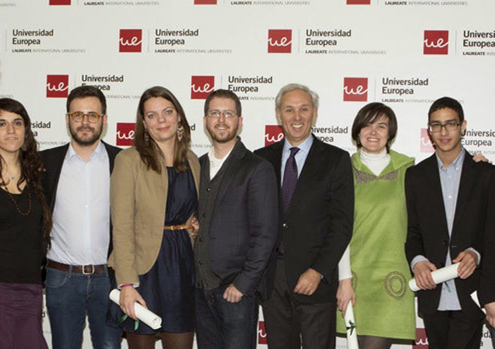 Foto: Miguel Carmelo (en el centro) junto a los premiados de la V edición. (UEM)