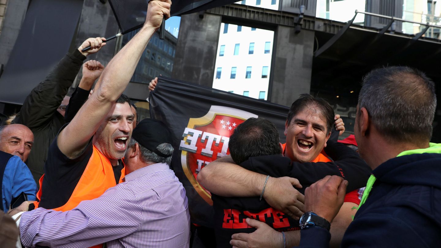 Varios taxistas en huelga en Madrid. (Foto: Reuters)