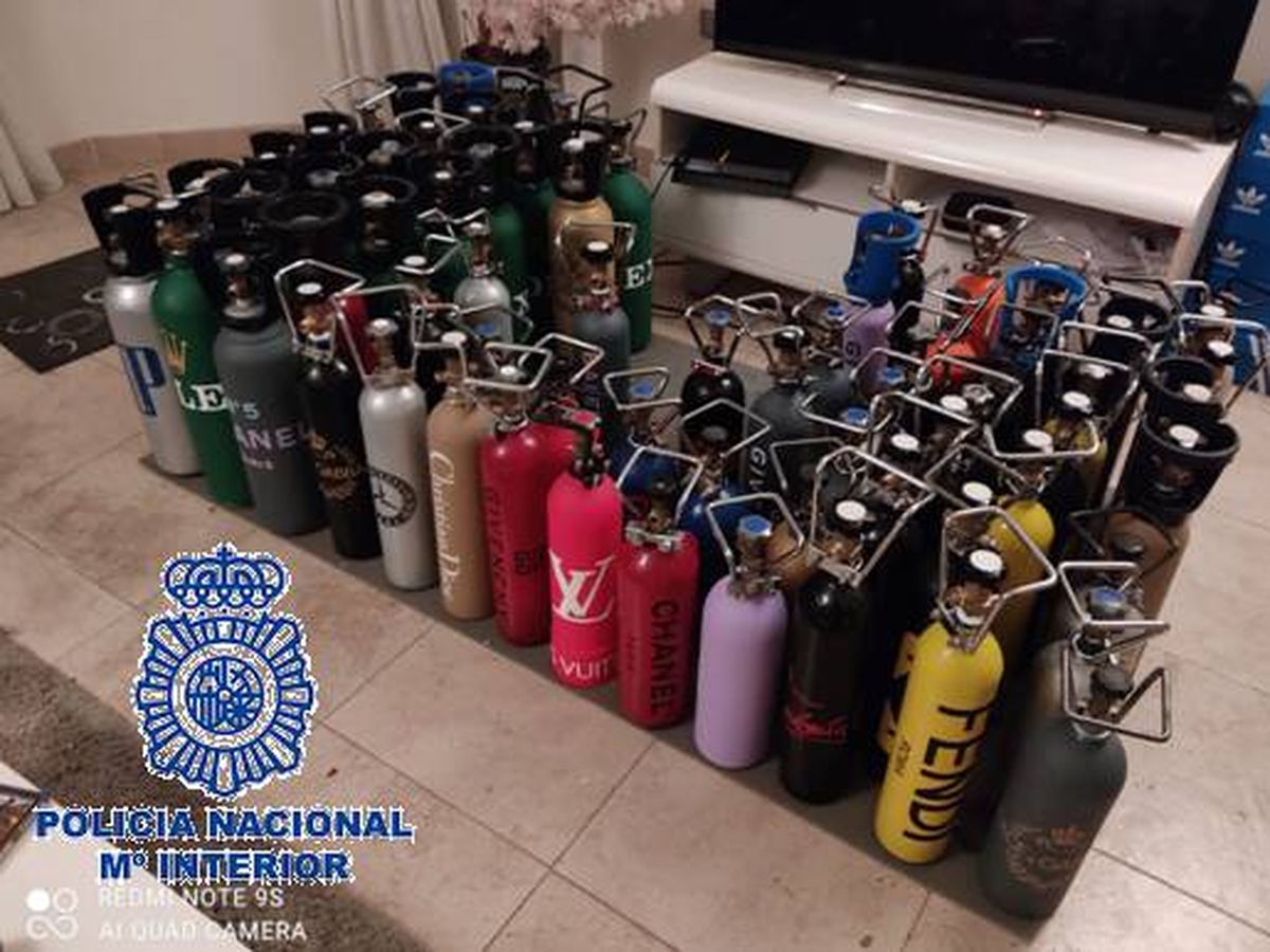 Foto: Bombonas de gas de la risa serigrafiadas con marcas de lujo incautadas en la Costa del Sol. (Policía Nacional)