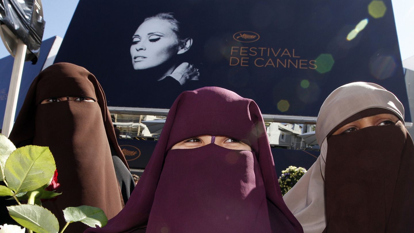 Tres mujeres con niqab protestan por la prohibición del velo integral en Cannes, en 2011 (Reuters).