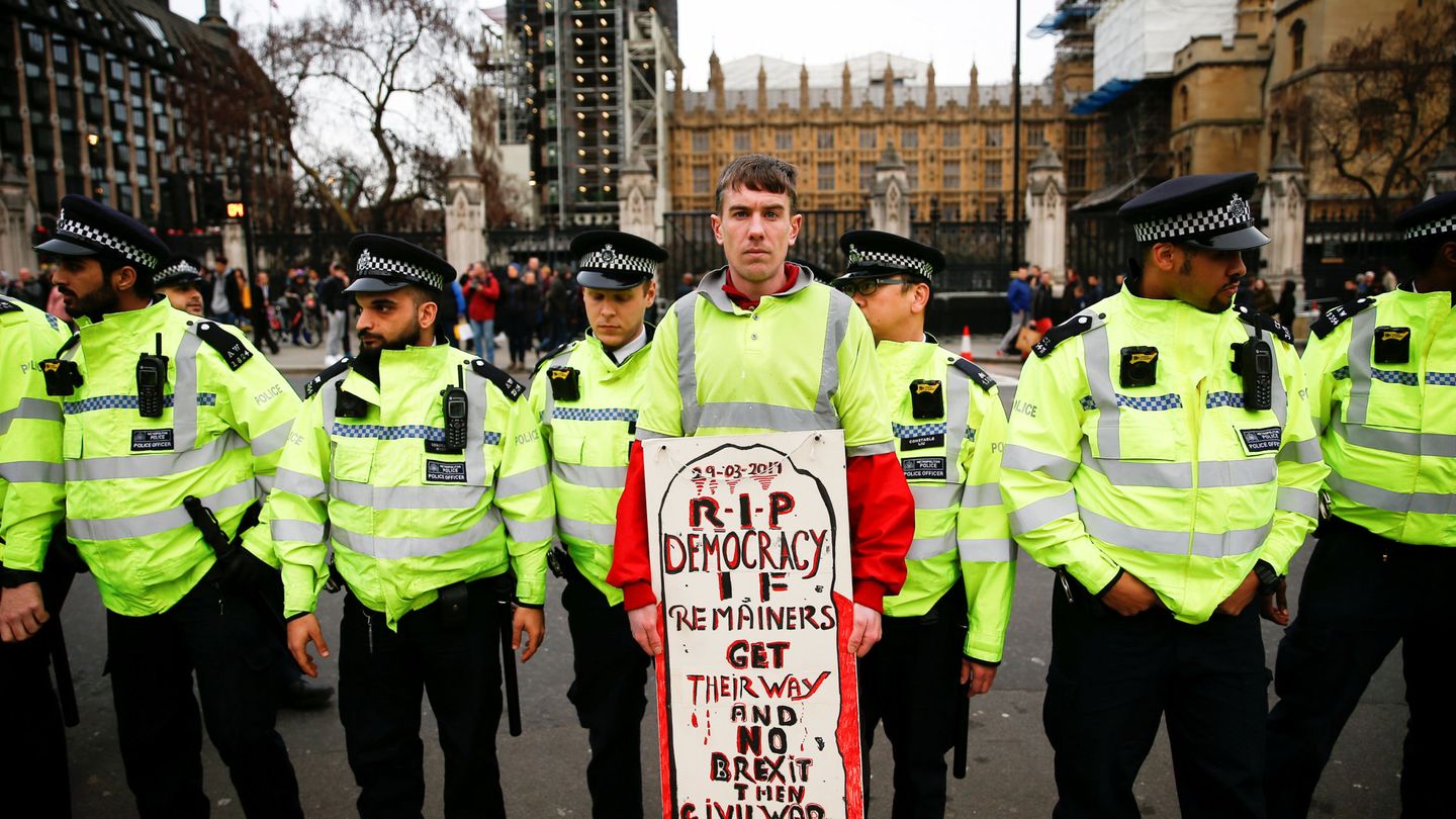 Un manifestante proBrexit ante el Parlamento británico, en Londres. (Reuters)