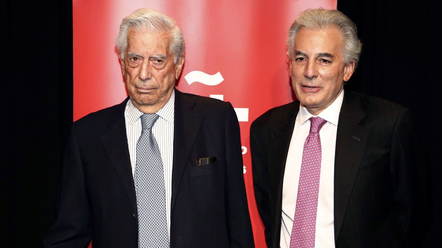 Mario Vargas Llosa junto a su hijo Álvaro (EFE)