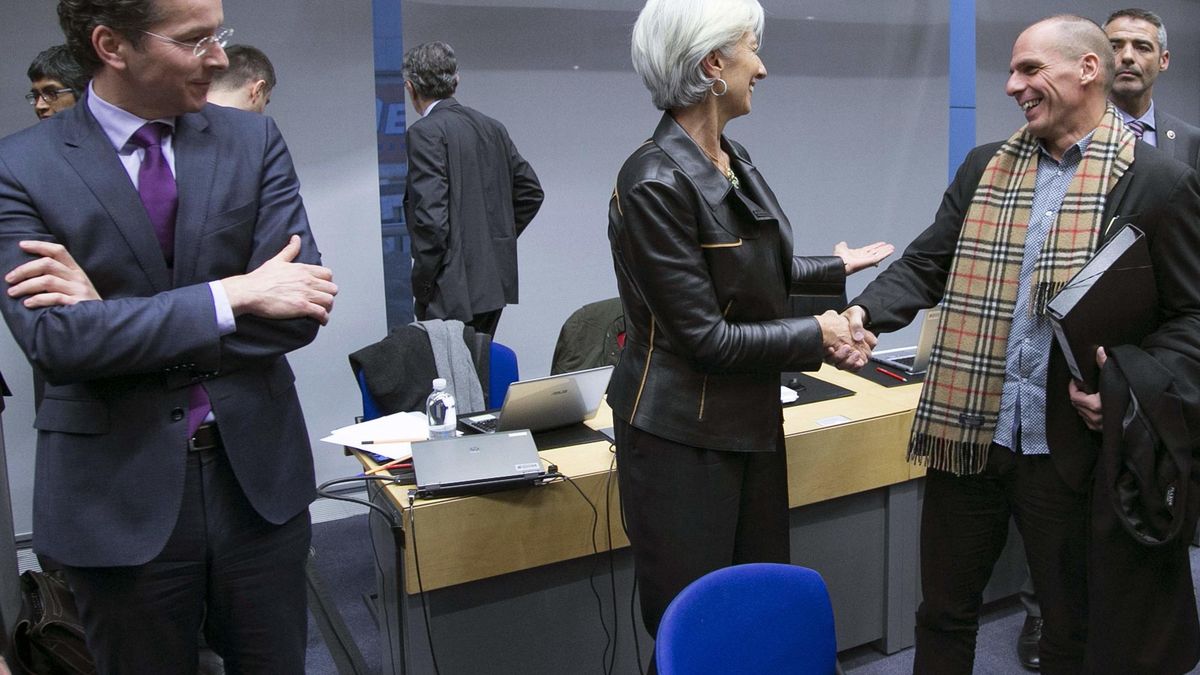 Varufakis y su bufanda Burberry ante la 'dama de negro' que decidirá el futuro griego