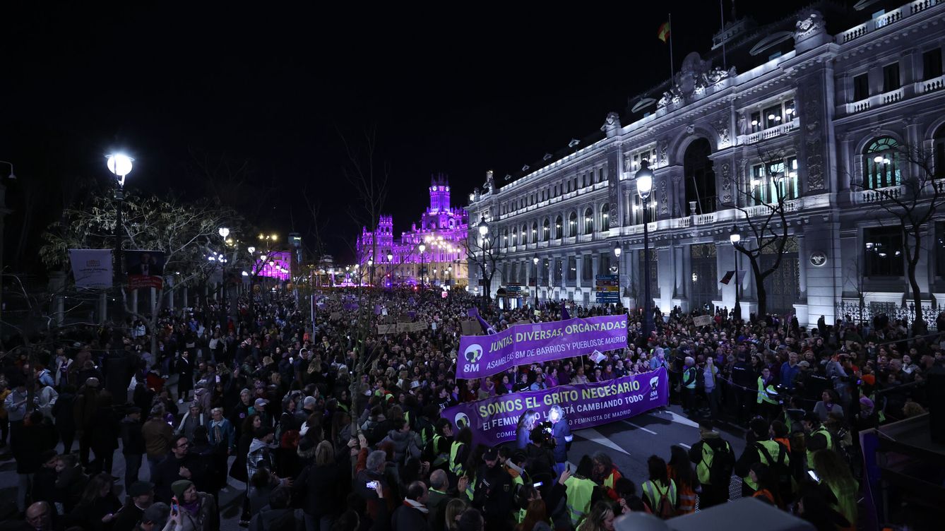 Foto: Manifestantes participan en la marcha organizada por la Comisión 8M con motivo del Día de la Mujer, en Madrid. (EFE/Kiko Huesca)