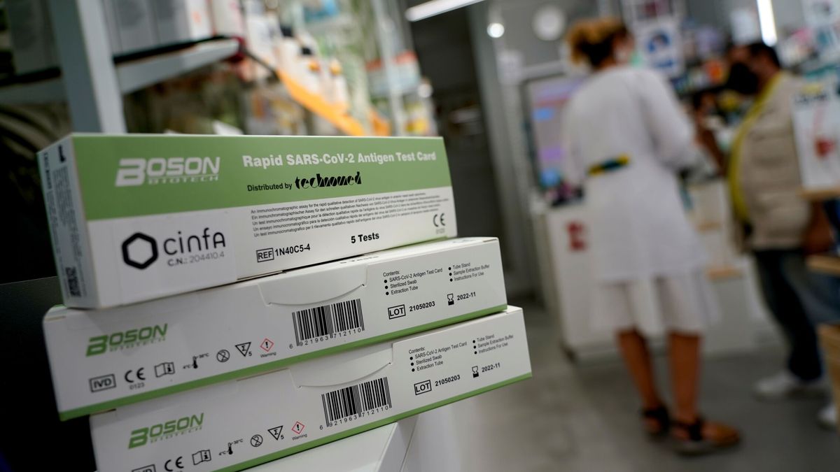 La locura de los antígenos en farmacias de Madrid: 'boom' de ventas y falta de 'stock'