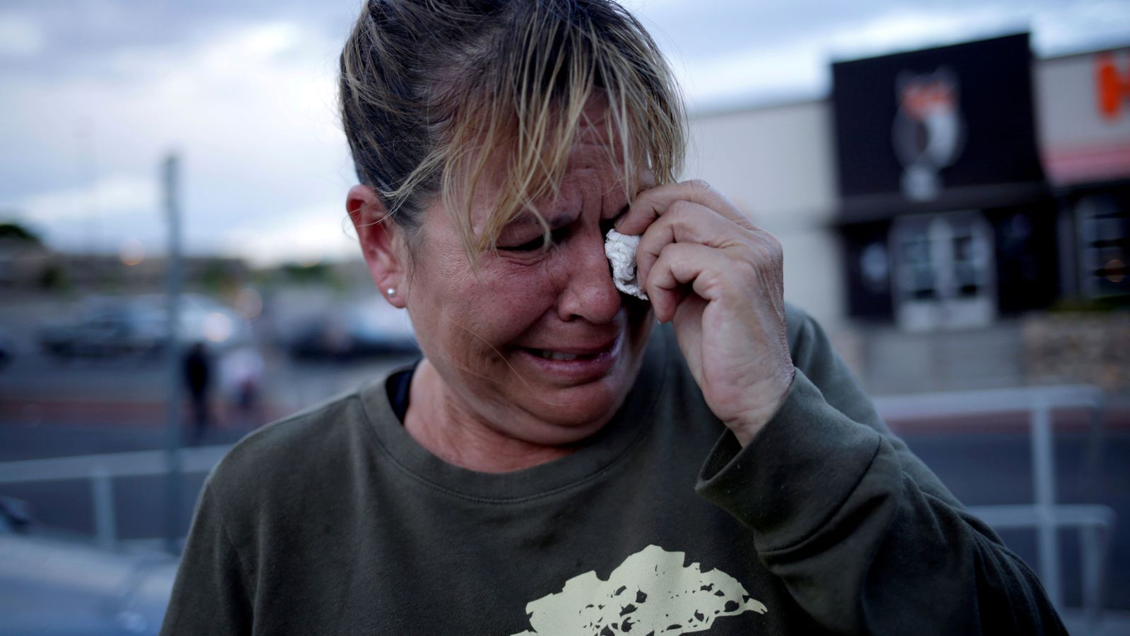 Foto: Una mujer, tras el tiroteo masivo en el Walmart de El Paso. (Reuters)