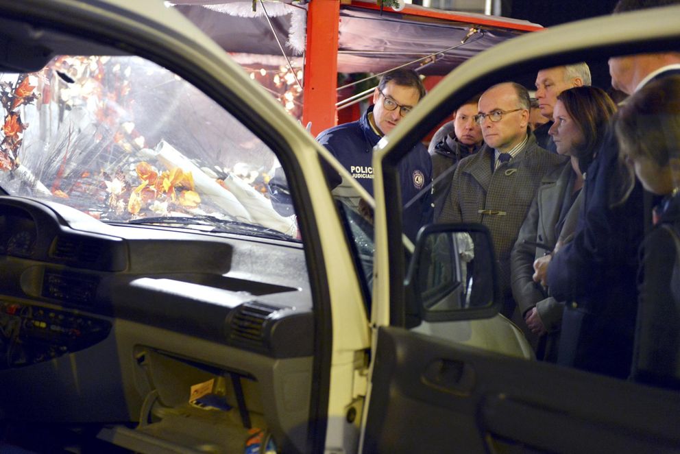 El ministro del Interior, Bernard Cazeneuve, en la escena del ataque en Nantes (Reuters).