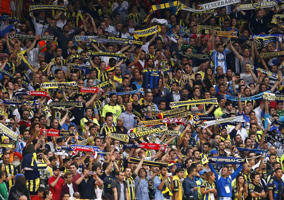 Foto: La afición del Fenerbahçe en un partido (Efe).