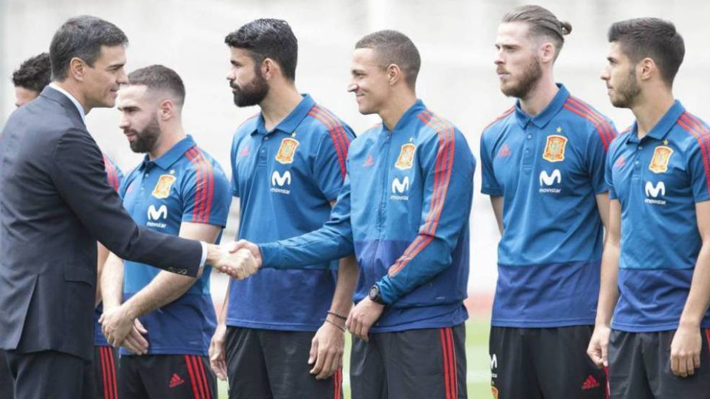 Pedro Sánchez saluda a los jugadores de la Selección antes del Mundial de Rusia. (EFE)