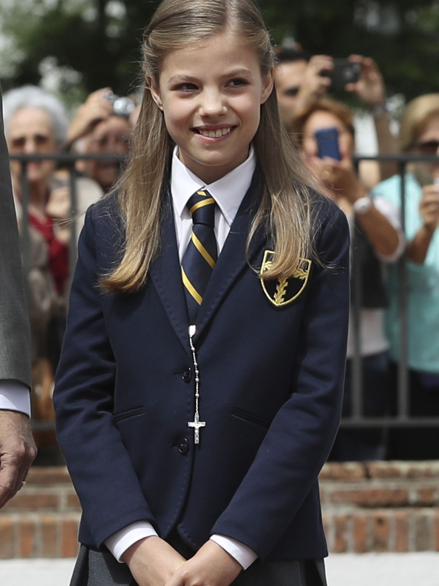 La infanta Sofía, en su primera comunión en una ceremonia colectiva junto a sus compañeros de curso en el colegio Santa María de los Rosales. (EFE/Ballesteros)
